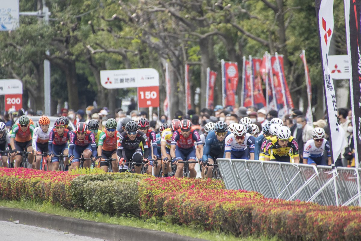 blitzenhomerace's tweet photo. 『Looking Back 2022 #11』
2023シーズン開幕直前‼️
写真で振り返る2022シーズン開幕戦📸
集団前方にSparkle Oita Racing Team の沢田桂太郎( @sawady_jpn ) 選手と、 宇都宮ブリッツェン ンの 小野寺 玲 (@maverick_rei ) 選手がいるのが分かります。
#宇都宮清原クリテリウム #LookingBack2022 https://t.co/dIaCbiXITS
