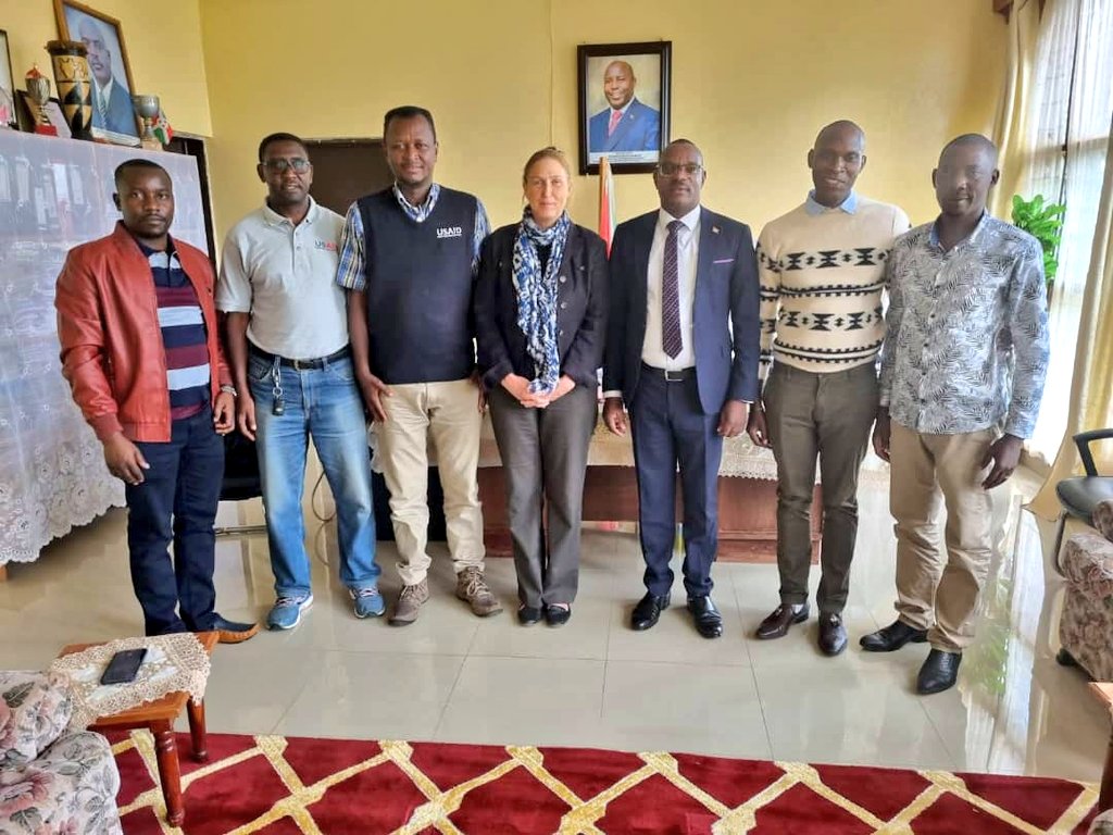 IngoMagazine's tweet photo. Le President de #CEDAC (Centre de développement et d'assistance en periode de conflits) et de la Diaspora Burundaise, Mr Eric Niragira, a effectué une visite, accompagné par le Président de #CEDAC_USA et President de #DICOBU, en @MuramvyaProv.
#Burundi
#ingomag https://t.co/dAJHEB7YWm