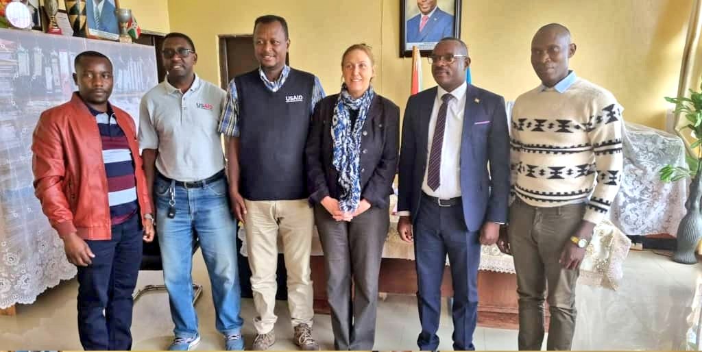 IngoMagazine's tweet photo. Cette visite a été effectué au centre construit par #CEDAC en présence de l'équipe de l'#USAID, conduite par Madame Mendy, expert de l'#USAID pour l'#Afrique.
#Burundi
#ingomag
#development https://t.co/pwrzllEhst