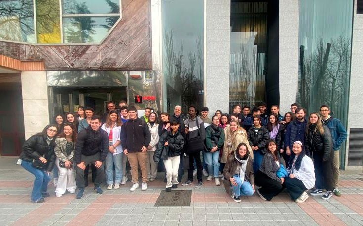 ICONmultimedia's tweet photo. 🎓 ¡Hoy recibimos a los estudiantes de Relaciones Laborales y RRHH en ICON Multimedia. Aprendieron sobre los perfiles profesionales y cómo será el trabajo del futuro en una empresa tecnológica. ¡Gracias por visitarnos!🤩👩🎓🧑🎓
#ICONMultimedia #ICONTalent #RRHH #EmpleoTIC https://t.co/TAFvrcUVBA