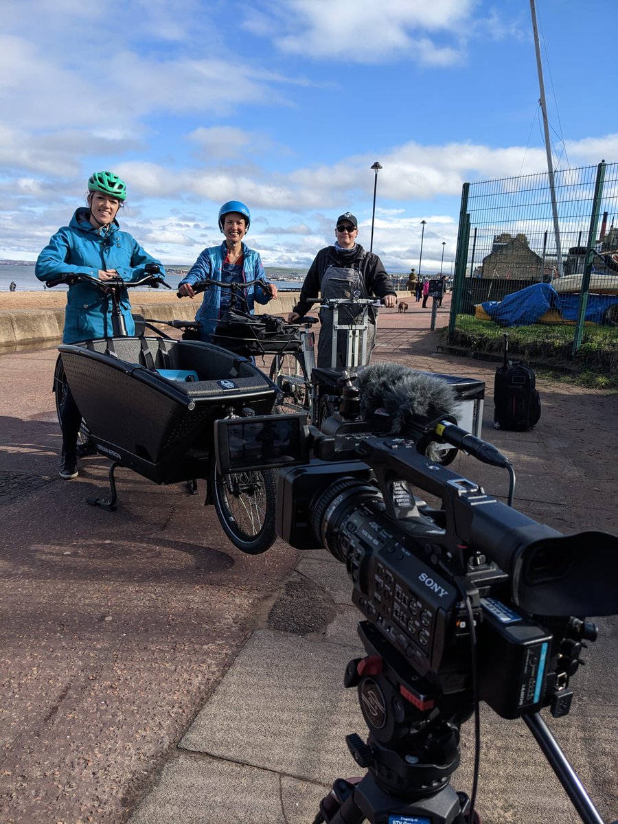 EnergyPorty's tweet image. Tune into STV news tonight at 6pm. We will be talking about the climate emergency, green policy, and what we need from the new First Minister. Of course we had fun with cargo bikes too. 

#cargobikes #library #community #climateaction #portobello #portobellobeach #edinburgh