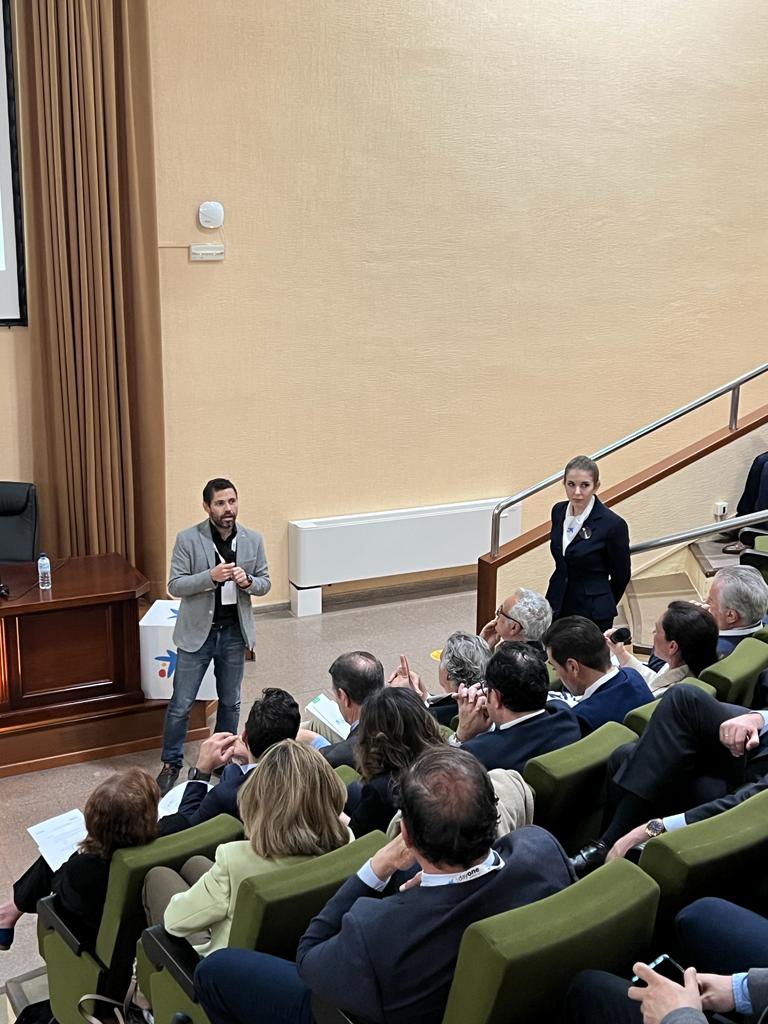 EmprendeXXI_'s tweet photo. 👉Tras la bienvenida de Jaime Campos, Director Territorial Castilla La Mancha y Extremadura, @caixabank comienzan los #pitches de las #startups #2Freedom, @EFICAE #Smallops, #UxHoteles @Integreellence1.
La primera en presentar es #2Freedom.👏 https://t.co/JlMbPIsPCu