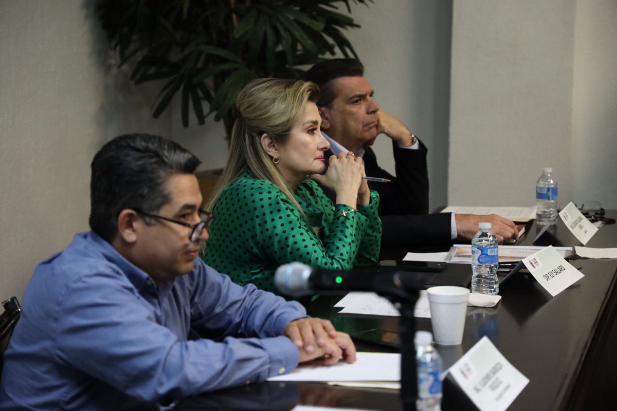 CanadeviSonora1's tweet photo. Participando en mesa de trabajo con la Comisión de Desarrollo Urbano @KikoMunro , Comisión de Vivienda @ElySallard del @CongresoSon INFONAVIT @vladybarboza#CANADEVISONORA @gusvillarreal1  1/2 https://t.co/sljLfTlDpq