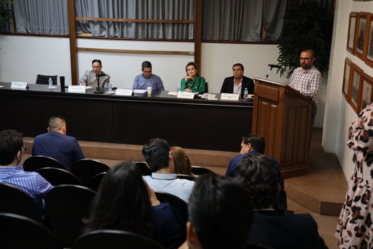 CanadeviSonora1's tweet photo. Participando en mesa de trabajo con la Comisión de Desarrollo Urbano @KikoMunro , Comisión de Vivienda @ElySallard del @CongresoSon INFONAVIT @vladybarboza#CANADEVISONORA @gusvillarreal1  1/2 https://t.co/sljLfTlDpq