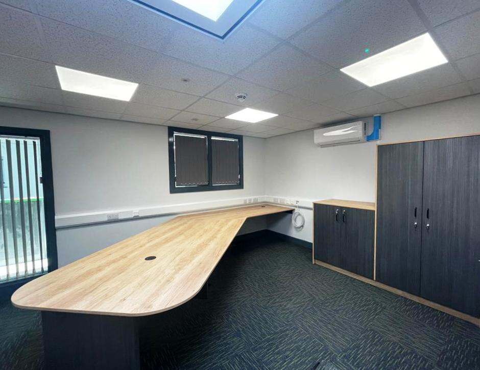 We installed this reception counter and office furniture in a Staffordshire school last year. Mixing light and dark woodgrains, or woodgrains with colours, can create such a fresh, modern look. This looks like a fantastic environment to work in! #ukmfg #officefurniture #bespoke