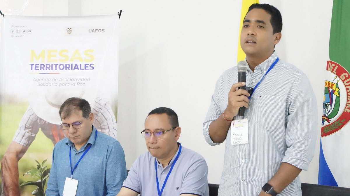 UsolidariaCo's tweet photo. #EnEsteMomento el equipo de la #UAEOS, encabezado por nuestro subdirector @ronaltorres31 presenta la Agenda de Asociatividad Solidaria para la Paz en #Guaviare en el marco de la Asamblea Regional de Economía Solidaria Popular y Comunitaria #ElCambioEsConAsociatividad https://t.co/wQ40c2givo