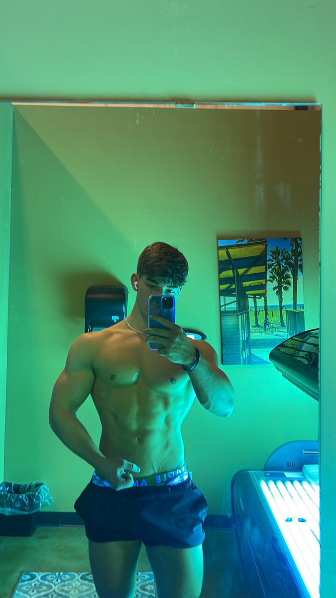 Paul2828373's tweet photo. Bottoms retweet 😏 #fitness https://t.co/9RWO4EvNkB
