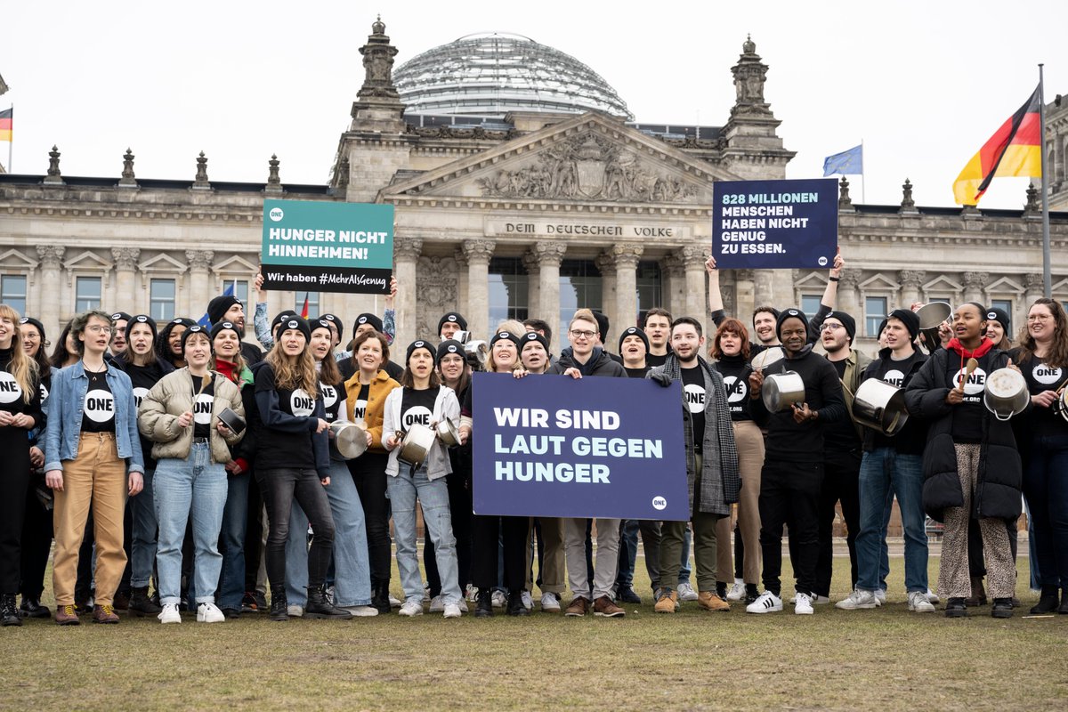 ElsaMaditha's tweet photo. Review of last WE in #Berlin. As Youth Ambassador of @ONEDeutschland we made noise in front of the parliament to raise awareness of 828 Mio people with insufficient access to food #ONEActivists. Furthermore we met @SvenjaSchulze68 and had a good conversation - thanks for that! https://t.co/ybKwBTWwfT