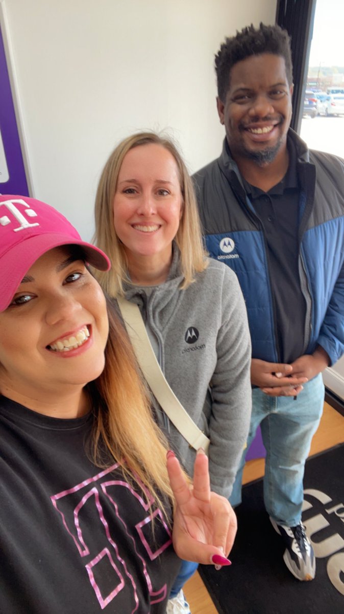 Great visit from our awesome #Motorola friends! 💙 #metrobytmobile