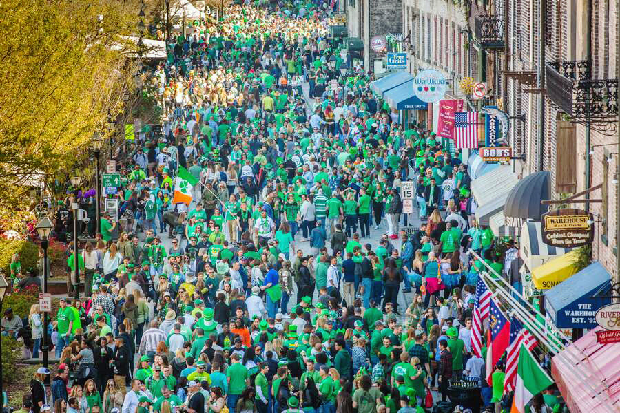 CandleEnergy's tweet image. St. Patrick's Day on Savannah’s River Street 2001!
Living in Savannah, Georgia was everything I wanted it to be and more. 

#savannah #scad #class2002 #savannahriverstreets #stpatricksday #irish #stpatricksday #riverstreet #green #stpattysday #mylocalsavannah #savannahriverstre