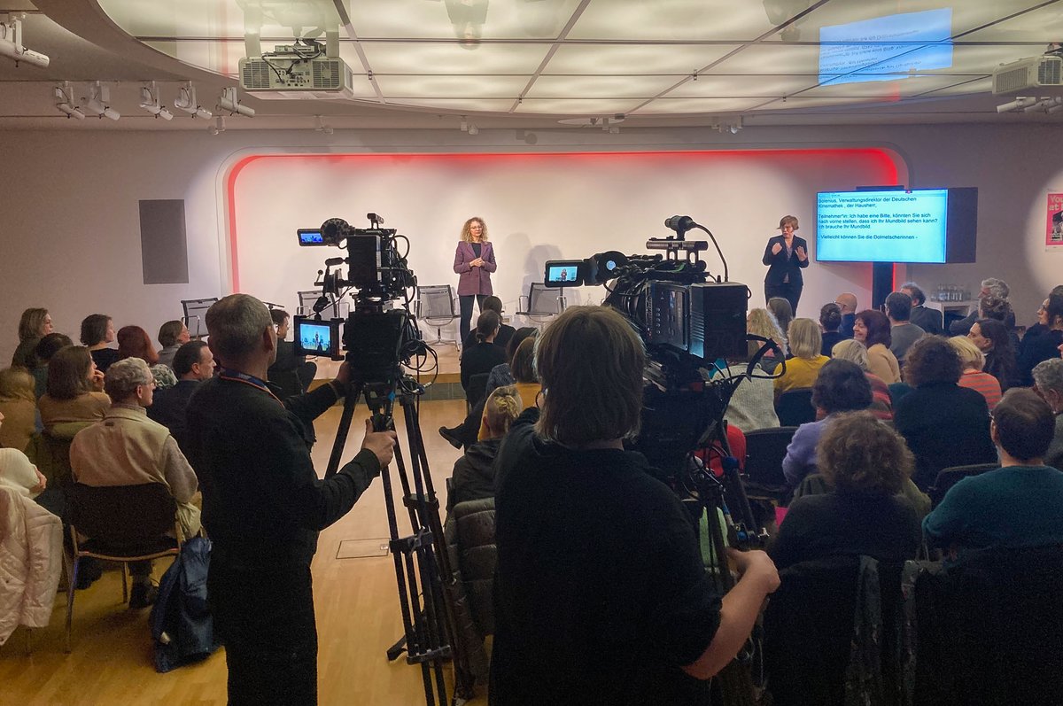 “Films for all—focus on subtitles & sign language” was the topic of a discussion held at the @de_kinemathek, organized in coop. with @BBMB_bund & with support of the @berlinale. #ARRI & @ARRIRental provided #ALEXAMini & #ARRIAMIRA for the video recording: tinyurl.com/nsfp3dnd.