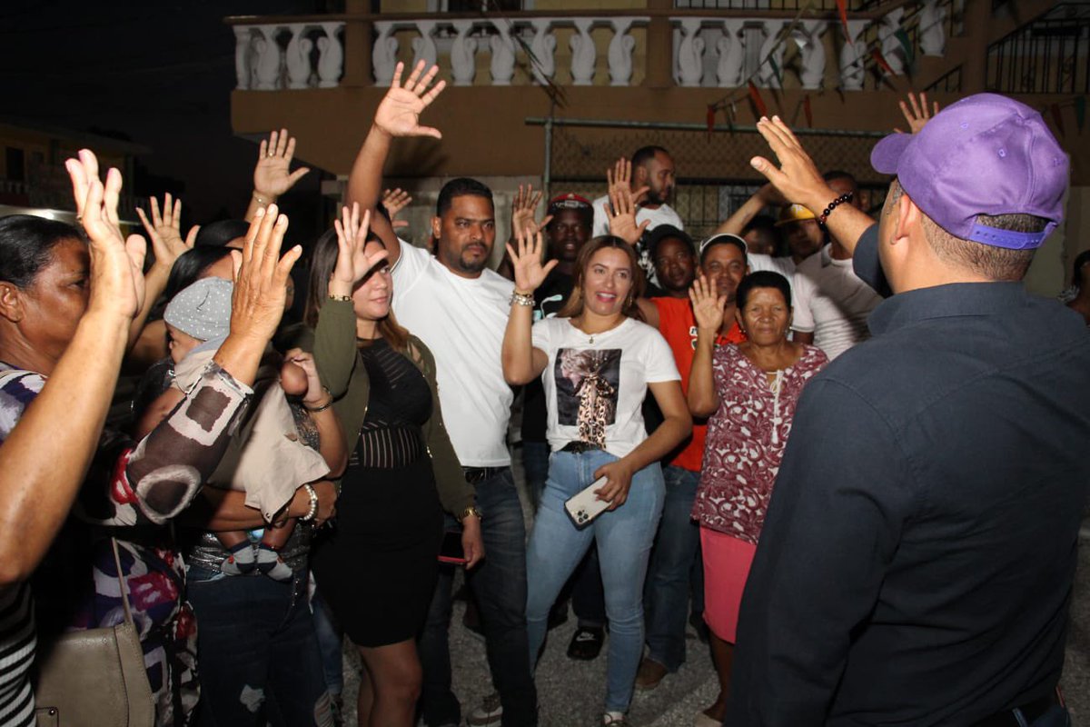 JuancitoPerezRD's tweet photo. El Miembro del Comité Central del PLD y asistente del candidato presidencial Abel Martínez para la Región Este, compañero Manolito Ramírez juramentó en el PLD a varios dirigentes del Partido Fuerza Del Pueblo (FP) encabezados por José Félix Paniagua Rodríguez.

#AbelPresidente https://t.co/zNnG3kAOjl