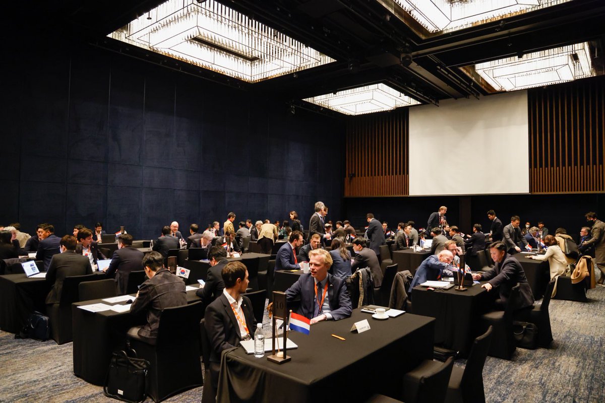 Joan_ned's tweet photo. Such pleasure to receive her here in Seoul! Successful visit of 🇳🇱Trade Minister Liesje Schreinemacher to 🇰🇷Korea, accompanied by 50+ 🇳🇱companies, all linked to #EnergyTransition #Hydrogen #BatteryTechnology #Horticulture 1/3 https://t.co/Jr0CykvMZj