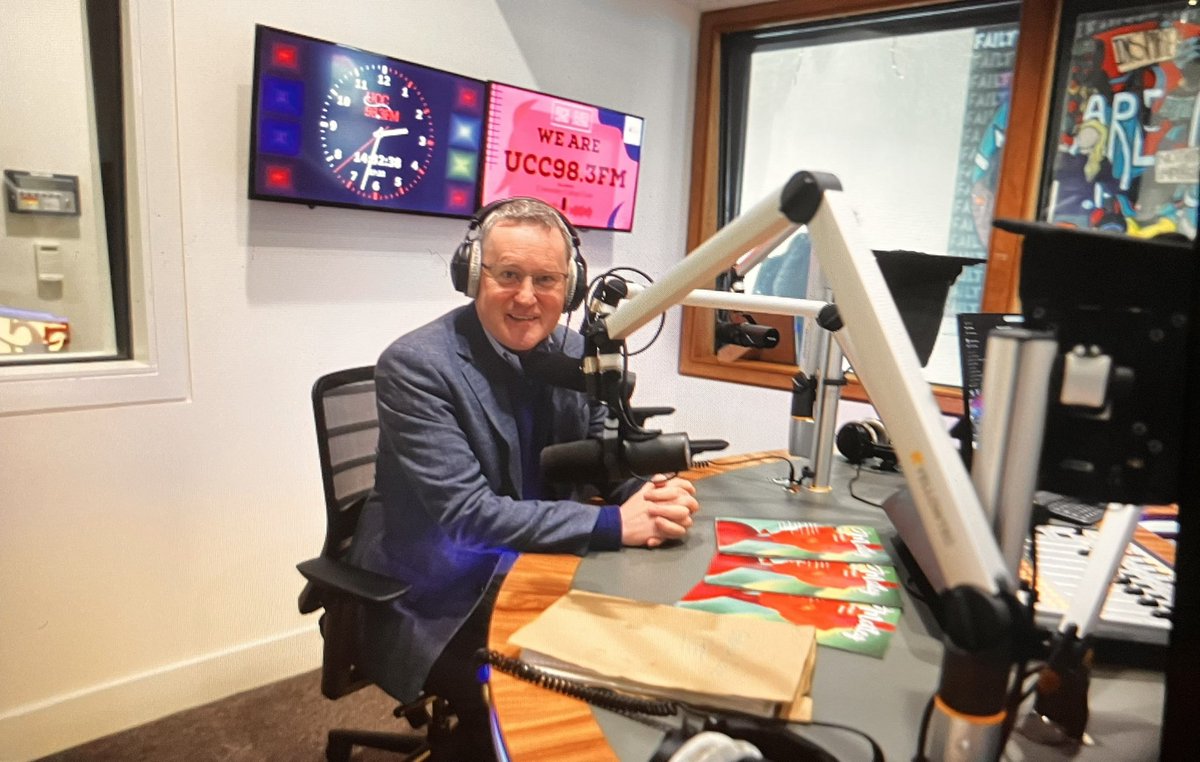 Great to have <a href="/GeorgeLeeRTE/">George Lee</a> into <a href="/UCC/">UCC Ireland</a> today to reflect on #Cop27 with our students