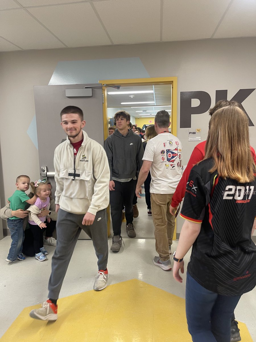 KevinJakub's tweet photo. The Parade of Champions was an awesome time!  Thank you to ⁦@bbhmsbees⁩ ⁦@BBH_Elementary⁩ for welcoming our kids today! https://t.co/oDx4W9iKwz