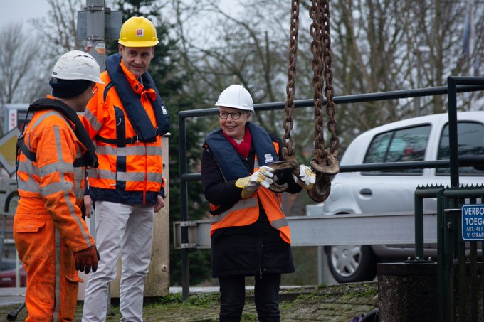 De brug en sluis in Driemond worden klaargemaakt voor de toekomst. @BeadeB lid van het dagelijks bestuur van Waterschap Amstel, Gooi en Vecht, was aanwezig om het werk officieel te starten. @griekspoor_nl #sluizen #spectaculair