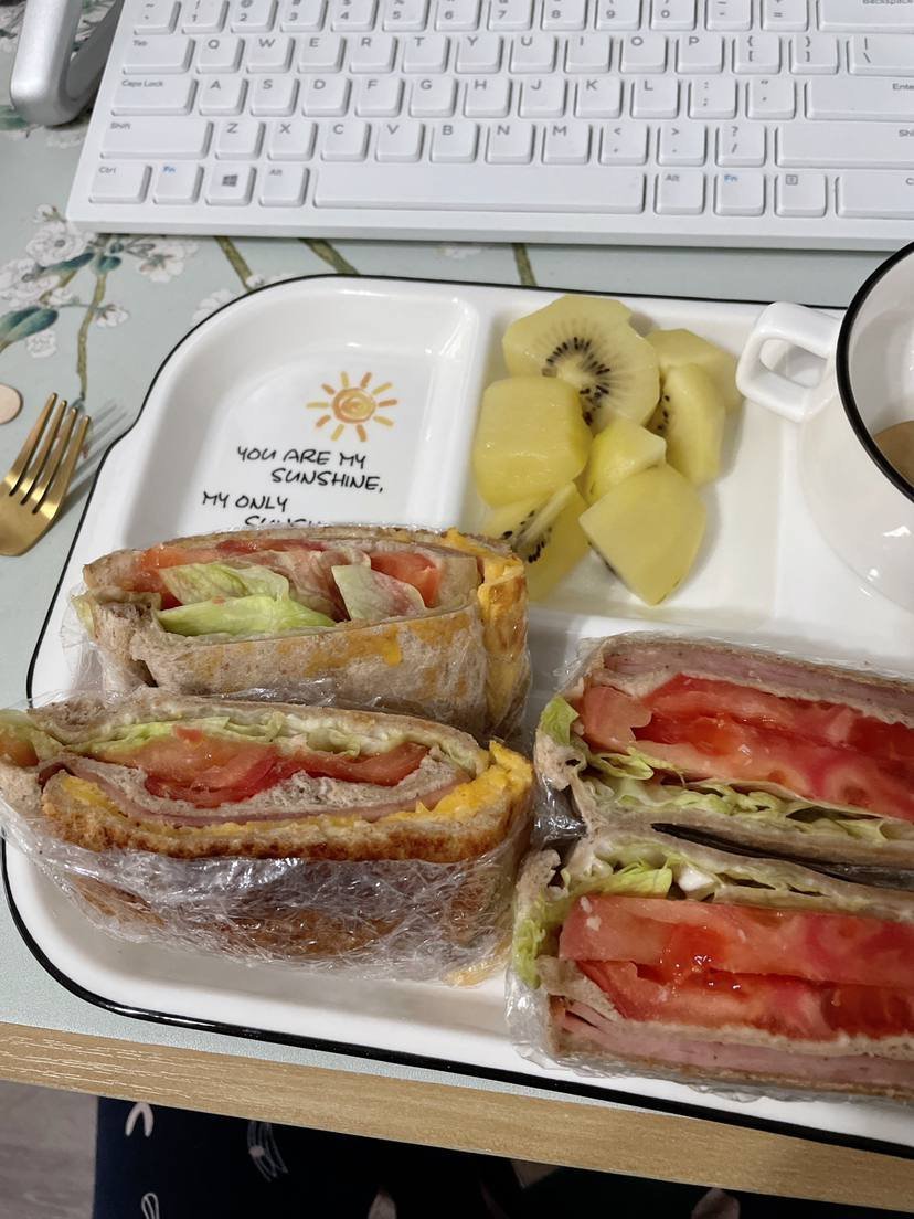 giasson2z's tweet photo. When my colleague brought me back lunch, he casually said that it was for two people, and I was shocked! Is she reminding me of something? https://t.co/yOX8ZlSSvA