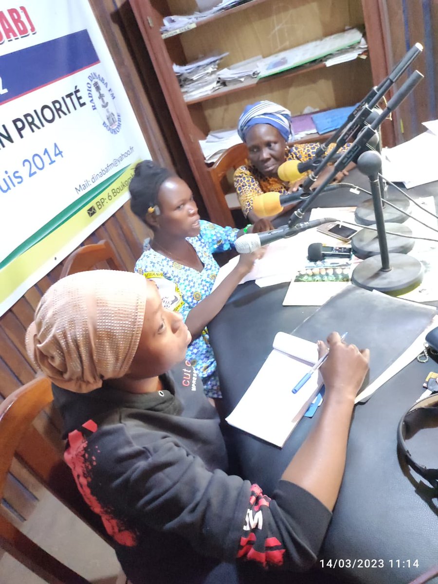 CEDIF_ONG's tweet photo. #JIF 2023
#CEDIF_ONG a organisé ce 14 Mars une émission à la radio "Cité des Tatas" sur "l'Innovation technologique face aux défis de l'autonomisation et de leadership des femmes et des filles à Boukombé" grâce au financement d'#OxfamAuBenin/ #AMC
#DevCanada
#VLF299
#womenrights https://t.co/IJZud60mGS