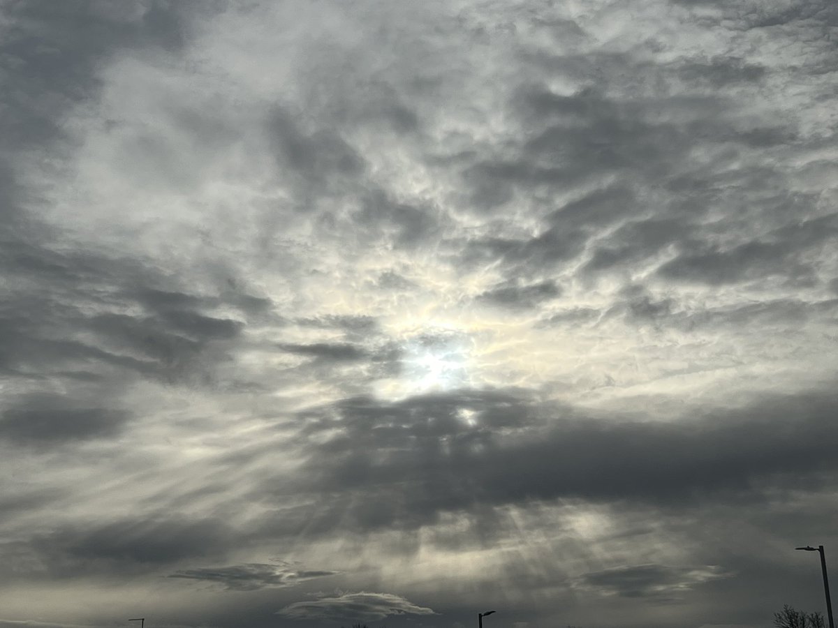 KayWierba's tweet photo. Some fun cloud formations over North London this afternoon
#clouds #cloudformations #sky #skyline #skies #sun #sunshine #hiddensun #sunrays #naturephotography #naturelovers #nature #photooftheday #photography #photographer https://t.co/qQWRrY15gT