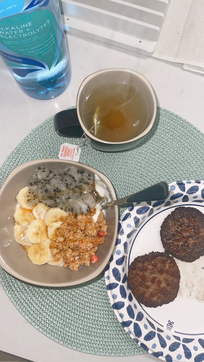 AngieSayLess's tweet image. Breakfast for champs. Im gonna regret loving dragon fruit this much🤣🤣