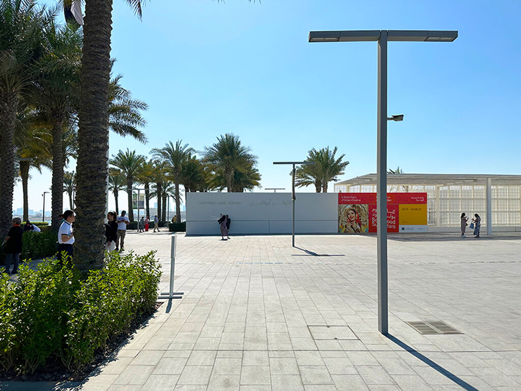 LigmanLightUSA's tweet image. The Light Linear PT Street and Area Light blends in seamlessly with the Louvre Museum in Abu Dhabi. The project consisted of both single and double head styles. Some of the poles were fitted with banner arms and camera mounts. #Light #Ligman #LLPT #LightLinear #Streetlight