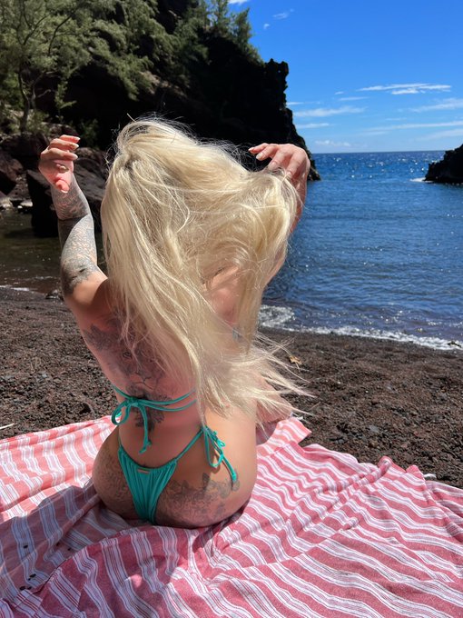 My favorite spot in Maui. The red sand beach 🏝️ https://t.co/U4UlVLgLT1