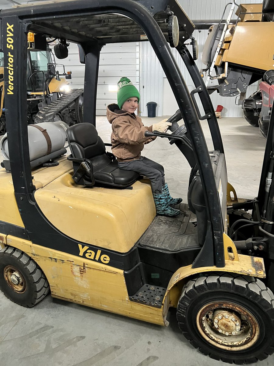 Getting “the help” trained up on the forklift for <a href="/pivotbio/">Pivot Bio</a> On Seed treatment starting soon. Bring on the warmer weather please! <a href="/EdenRidgeFarms/">Eden Ridge Farms/Intellegient Ag</a> #agtwitter #kidfarmer