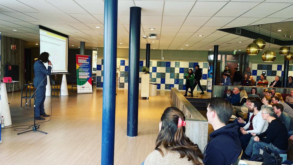 De Bètapartnersconferentie op het Vechtstede College in Weesp is in volle gang. Docenten van alle bètavakken plus economie verdiepen zich in onderwerpen rond het thema #energie.