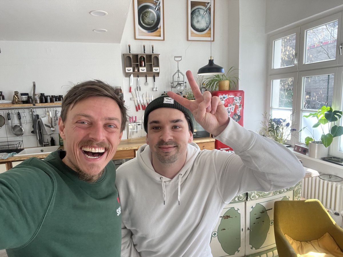 Long time no tweet! Aber wir waren eben einfach viel zu sehr damit beschäftigt, #LebensmittelRetten mainstream zu machen. Wir starten zurück ins Twittergame direkt aus einer #podcast Produktion mit dem Berliner Koch Tim Armann von Brot mit Ei und freuen uns schon aufs Ergebnis!