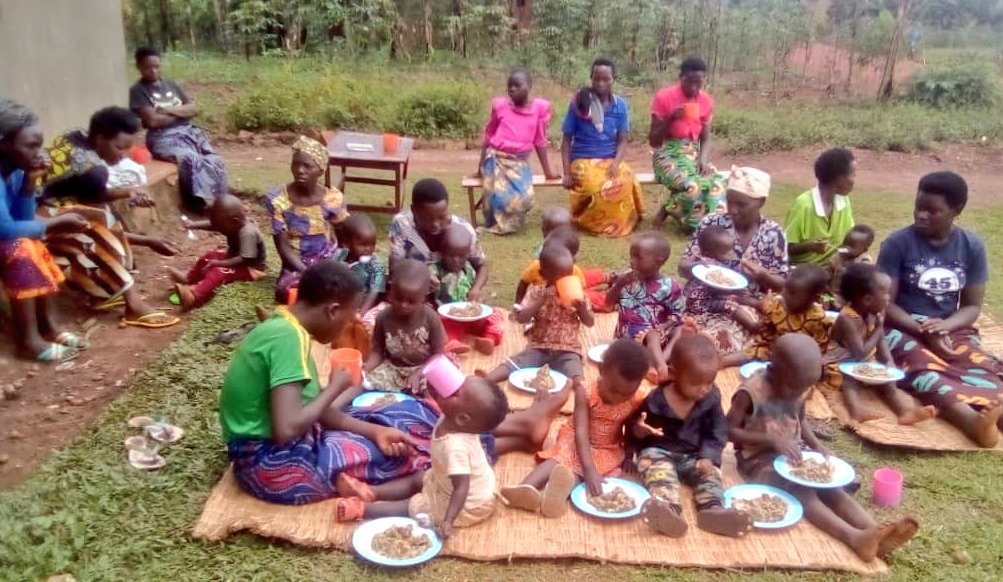 NgomaDistrict's tweet photo. Mu rwego rwo kunganira ifunguro abana bagana ingo mbonezamikurire y'abana bato bahabwa kugirango ribe ryujuje intungamubiri, ababyeyi batangiye kwishamo ibisubizo mugufasha ibyo bigo batanga amagi ndetse n'indagara ngo zigaburirwe abana ku ishuri.
#UmwanakuIsonga https://t.co/o4aJta6Xle