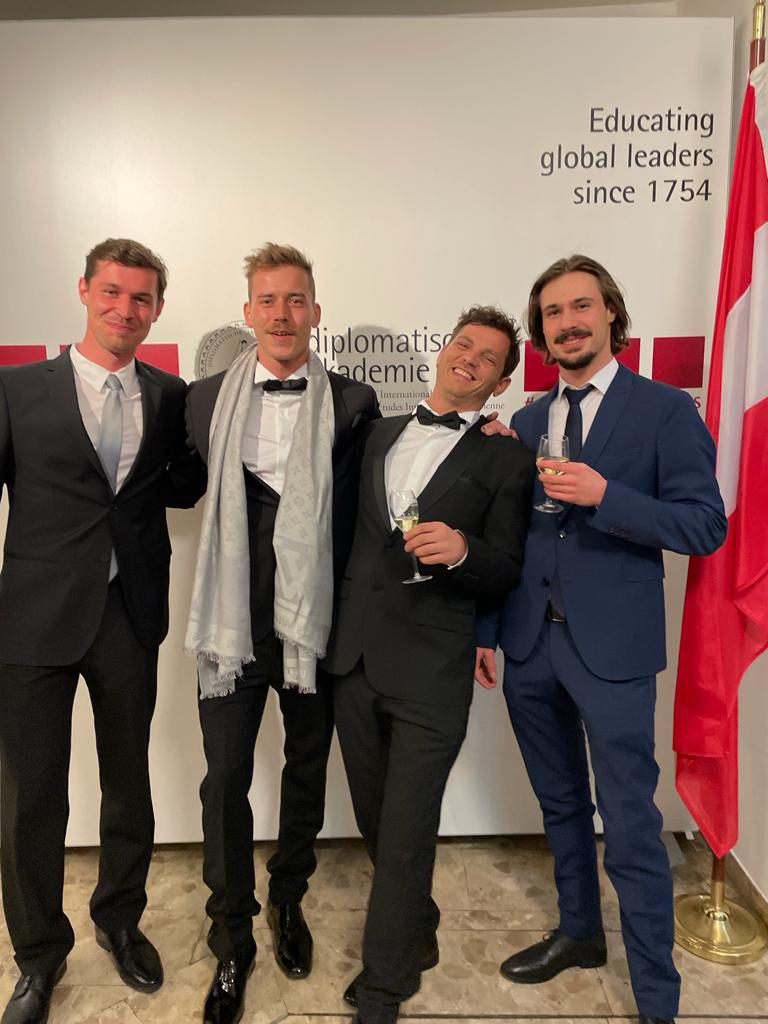 stebo777's tweet photo. Fortunate enough to give back and meet great people at the same time. Happy to support the @DA_vienna and https://t.co/vk7I6MCUnS with my art, it was a right hoot.
.
.
.
#charity #stebo #steboart https://t.co/76Tm48nXFc