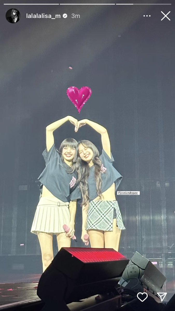 yk2aii's tweet photo. I LOVE 2023, I LOVE YOU LISA THANK U 😭😭😭😭 https://t.co/UIcgDCvzOs