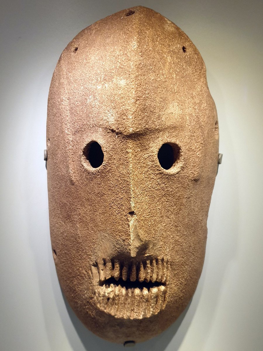 diletante36's tweet photo. Uma das máscaras mais antigas do mundo, com aproximadamente 9 mil anos. O raro artefato de pedra foi esculpido pelos primeiros agricultores que se estabeleceram nas colinas da Judéia, o local da moderna cidade de Jerusalém.

Estas máscaras provavelmente eram usadas em rituais de culto aos ancestrais. Uma pessoa veste a máscara e dança representando outra pessoa.