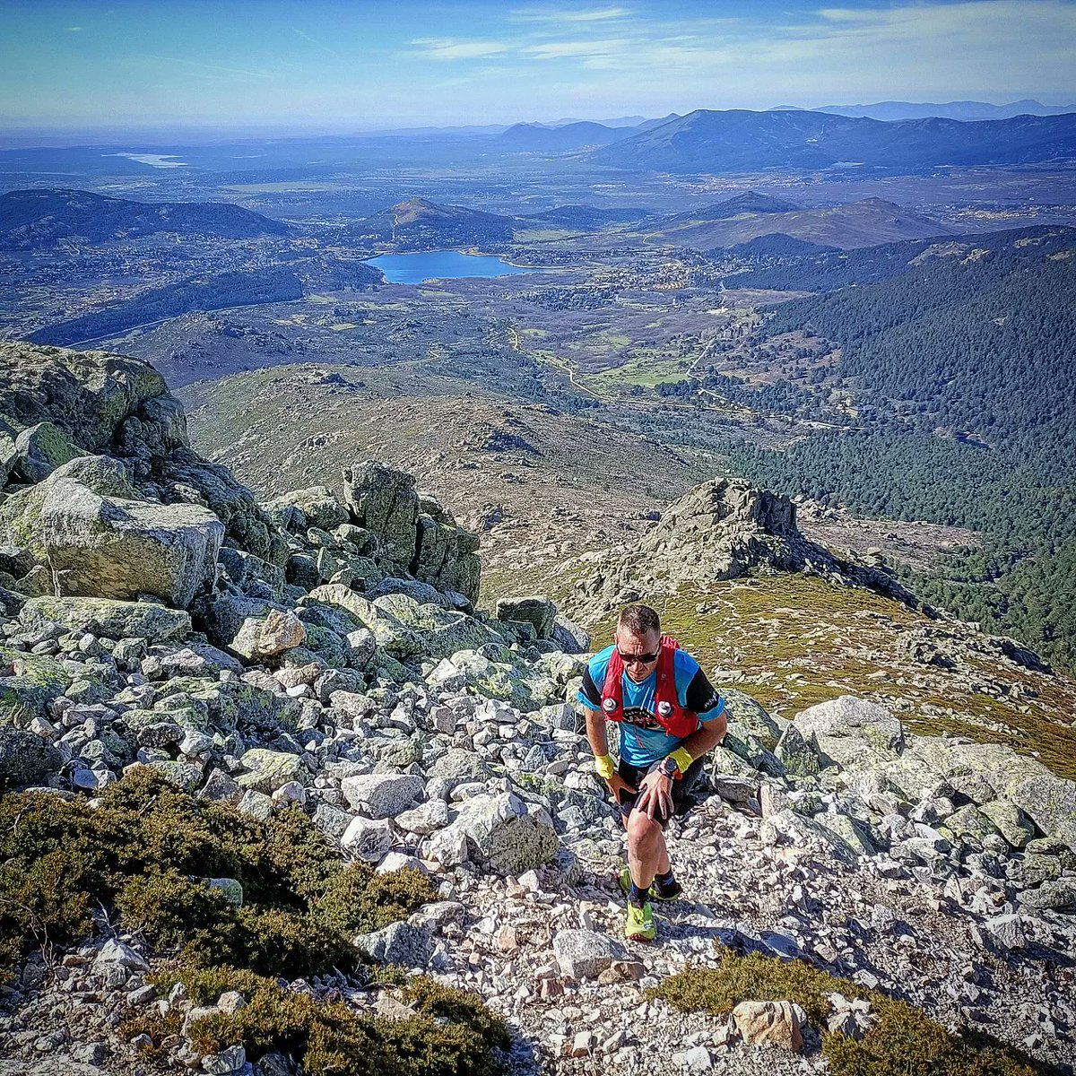 ismacercedilla's tweet photo. Hoy volvemos a las cumbres con mi querido amigo @Davidgussoni . Siempre es un placer compartir mañana con él, tanto en las alegrías como en las penas. Seguimos adelante 💪🏻😉👍🏻⛑️🚁🏔️ #montaña #sierradeguadarrama #trail #running @PN_Guadarrama @RSEAPenalara @cdveredaalta https://t.co/gQMVcE8D7N
