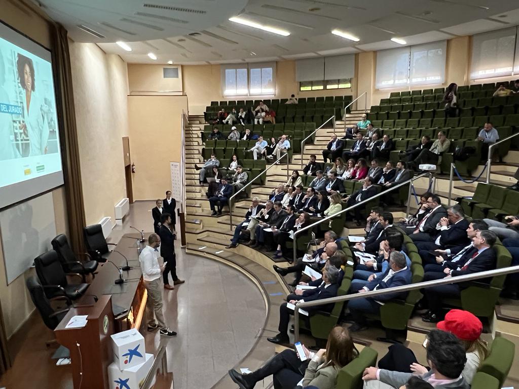 EmprendeXXI_'s tweet photo. 👉Tras el turno de la startup #Smallops, una empresa tecnológica para hacerle frente al cambio climático a través de la #nanotecnología, el jurado procede a la ronda de preguntas para, posteriormente, poder evaluar el #proyecto.📝 https://t.co/81Vnx0ET2m