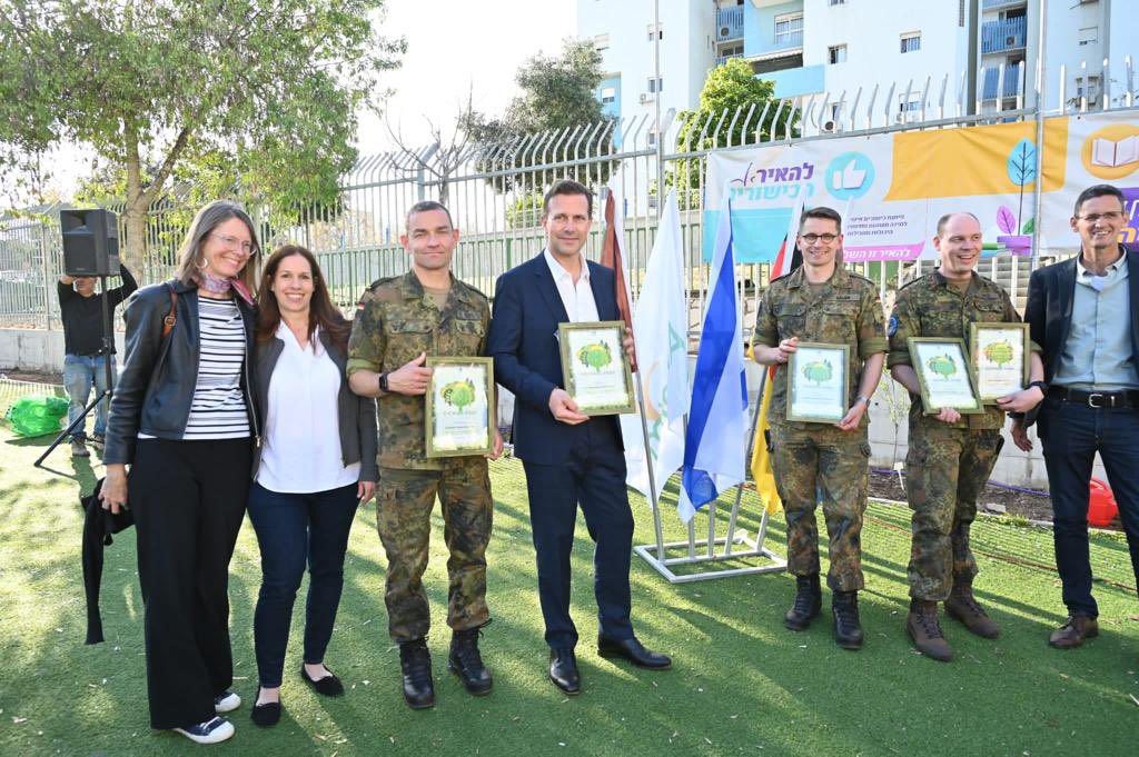 IDLw's tweet photo. 2021 bei Blue Flag in Israel pflanzte @Team_Luftwaffe gemeinsam mit uns Bäume und wir spendeten dem @kkl_de den Erlös aus Patchverkäufen. Heute wurden die Setzlinge von @GerAmbTLV und dem MilAtt Stab gemeinsam mit jüdischen, 🇺🇦 Waisenkindern in die Erde gepflanzt. https://t.co/cP1pkZ2Pir