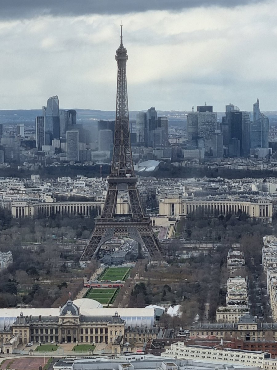 MCOM_martiniere's tweet photo. 56 étages, quelques vertiges mais un superbe panorama depuis le roof top de la @LaTourMontpar 🤩
#Parisjetaime #teamMCOM https://t.co/Fh1ZOGzcZk