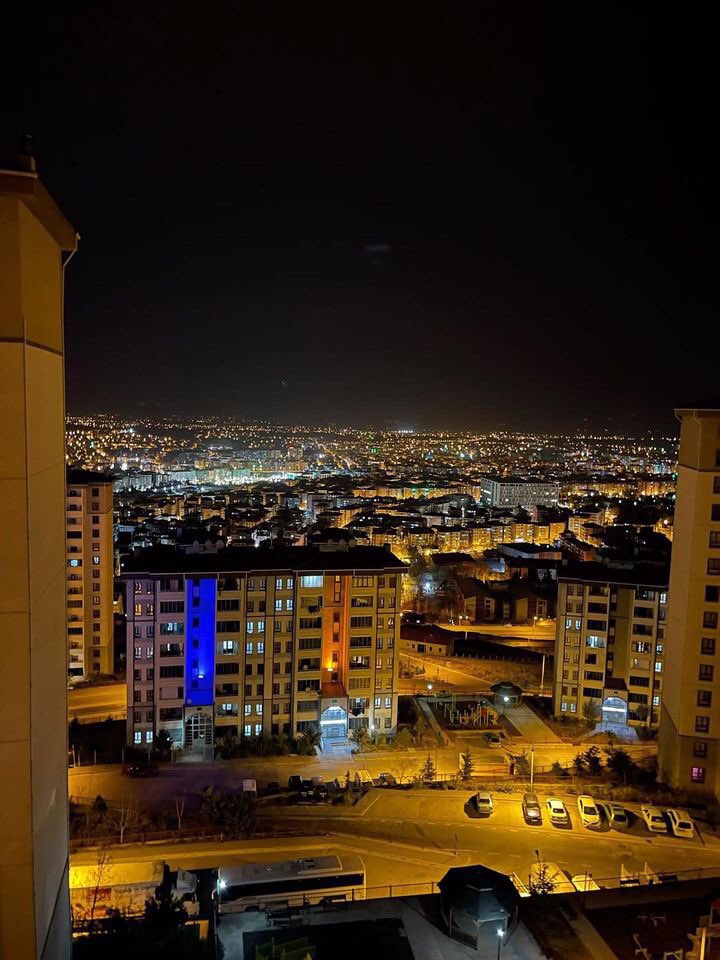 Bir şehir düşünün hani bütün umutların, çocukluğun, hayallerin, üzüntülerin, sevinçlerin kısacası her şeyin olan bir şehir düşünün işte o şehir şimdi yerle bir. 
#Malatya #Deprem