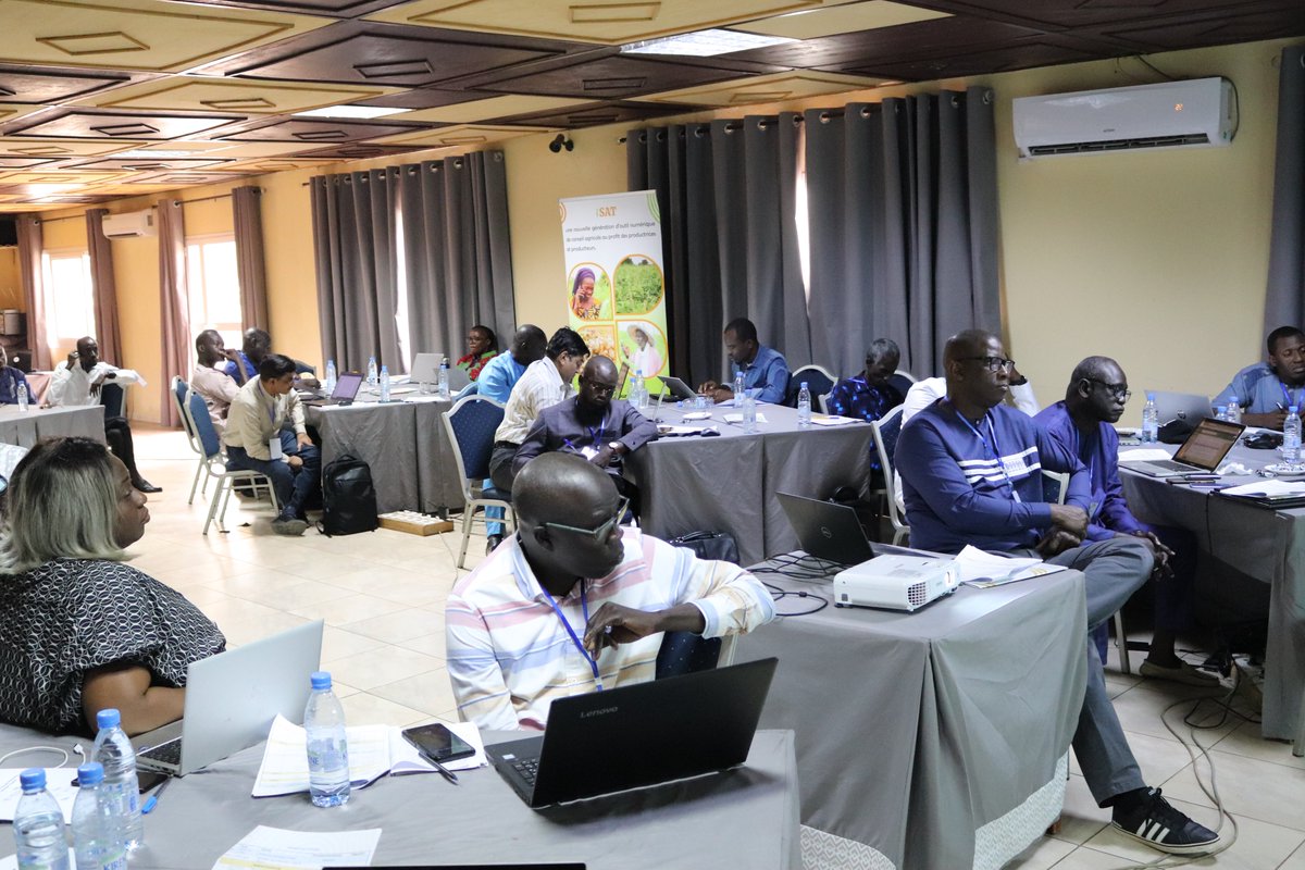 cgiarclimate_WA's tweet photo. Après🇰🇪, #AgDataHub présenté au🇸🇳 lors de l'atelier de planification du projet #AICCRA. C'est 1 outil d'aide à la décision qui pourrait avoir une influence transformatrice dans l'intégration des données climatiques et météorologiques dans les agriconseils destinés aux producteurs https://t.co/pQV6B7doXk