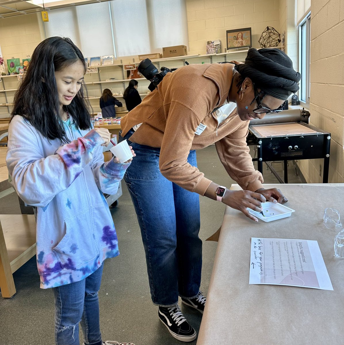 vbedfound's tweet photo. The Gifted Visual Arts Program at Old Donation School was awarded an Innovative Learning Grant for the 2022-2023 school year. It allows students to learn about glass art at The Chrysler Museum of Art and create their own pieces. 🖼️#vbschools #innovativelearning #vbef https://t.co/ylKAWvtHhs