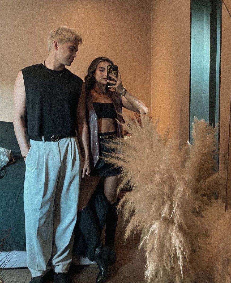kowalerts's tweet photo. It’s Official! James Reid and Issa Pressman are are in a relationship spotted Holding Hands in a photo! 

📷 Issa Pressman IG https://t.co/ZSlGqoxVP0