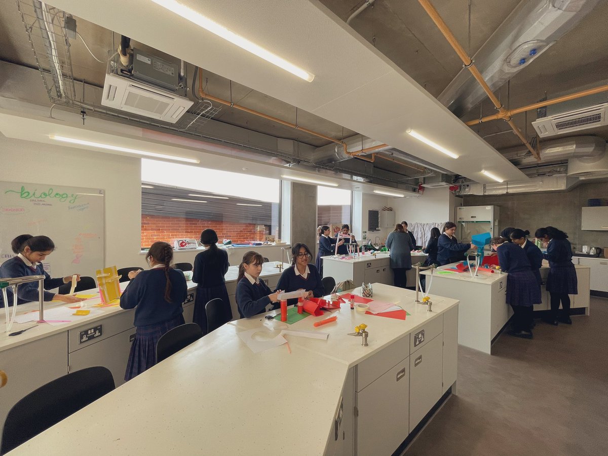 Day 4 of #BritishScienceWeek2023 saw an engineering challenge in the form of #connecting different levels of pipes to form a marble run in 30 mins. Everyone working together, from Y7-11, had a ‘ball’ 🏐 🚧🎢🏗️ @NorthwoodGDST #WomenInSTEM23 #WhereGirlsLearnWithoutLimits