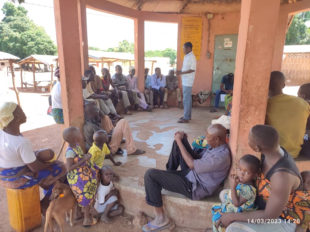 CEDIF_ONG's tweet photo. PROJET PEDF BOUKOMBE
#CEDIF_ONG poursuit avec ses séances de causerie débat sur les pratiques coutumières préjudiciables aux droits des femmes et des filles avec les sages et chefs coutumiers grâce au financement d'#OxfamAuBénin/ #AMC.
#VLF299
#DevCanada
#womenrights
#Wasexo https://t.co/BeAB4wb5qU