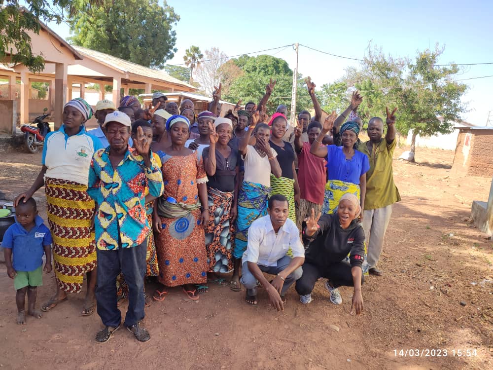 CEDIF_ONG's tweet photo. PROJET PEDF BOUKOMBE
#CEDIF_ONG poursuit avec ses séances de causerie débat sur les pratiques coutumières préjudiciables aux droits des femmes et des filles avec les sages et chefs coutumiers grâce au financement d'#OxfamAuBénin/ #AMC.
#VLF299
#DevCanada
#womenrights
#Wasexo https://t.co/BeAB4wb5qU