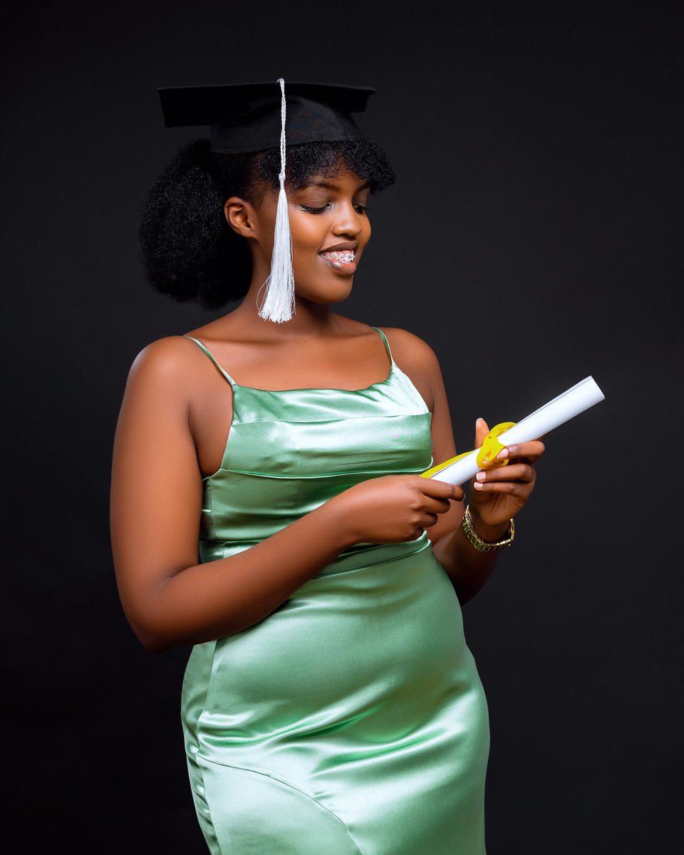 KeniaU_Tesi's tweet image. Few weeks ago , God showed me how good it can be 🥰 i graduated with honors !!!! #Grateful #classof2022