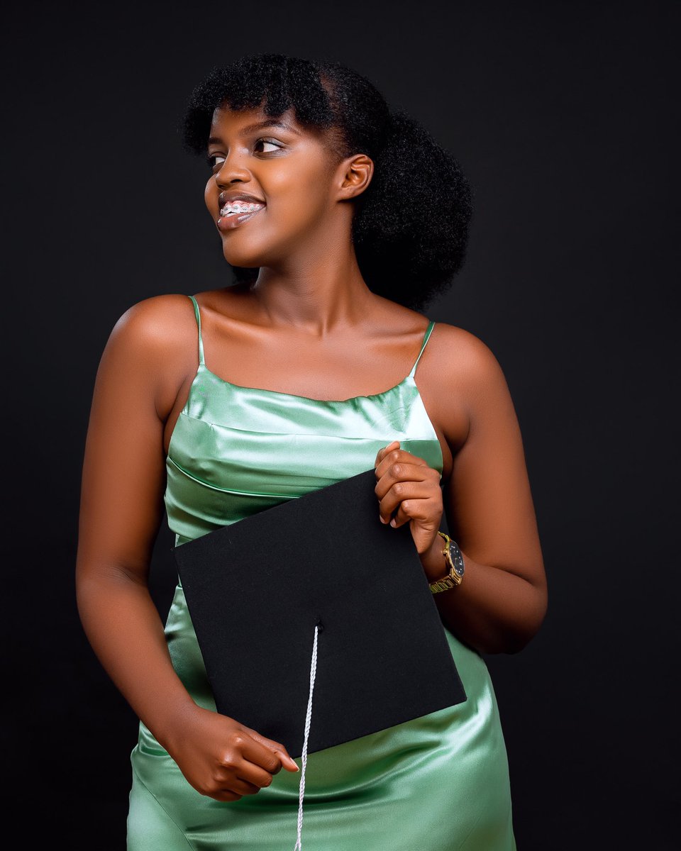 KeniaU_Tesi's tweet image. Few weeks ago , God showed me how good it can be 🥰 i graduated with honors !!!! #Grateful #classof2022