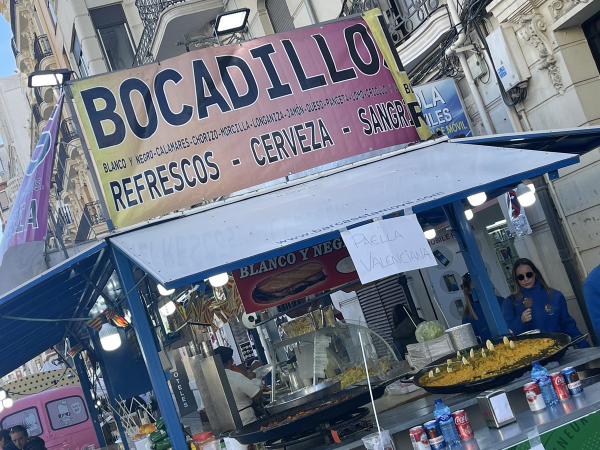 pacolonso's tweet photo. Paella de palmo de altura con arroz largo y Moáis de limón. C/ Bailén esquina Xàtiva. Valencia on fire, llena de pirómanos gastronómicos y churreros. Siento pena por los hosteleros de la ciudad. https://t.co/2j78Qogytn