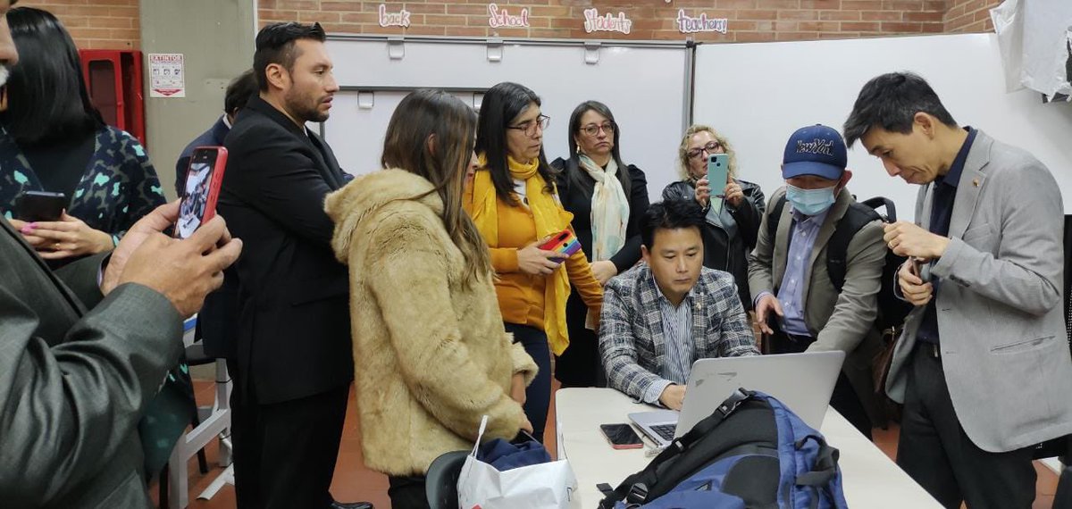 Educacionbogota's tweet photo. ¡En Bogotá promovemos las ciudadanías globales! 🗺️
#Hoy representantes de la empresa Coreana #Visang visitaron los Colegios Antonio Van Uden y Nicolás Esguerra que harán parte del piloto con la plataforma de aprendizaje autónomo del inglés #EnglishEye.
En el hilo te contamos👇 https://t.co/HqKNrN85wP