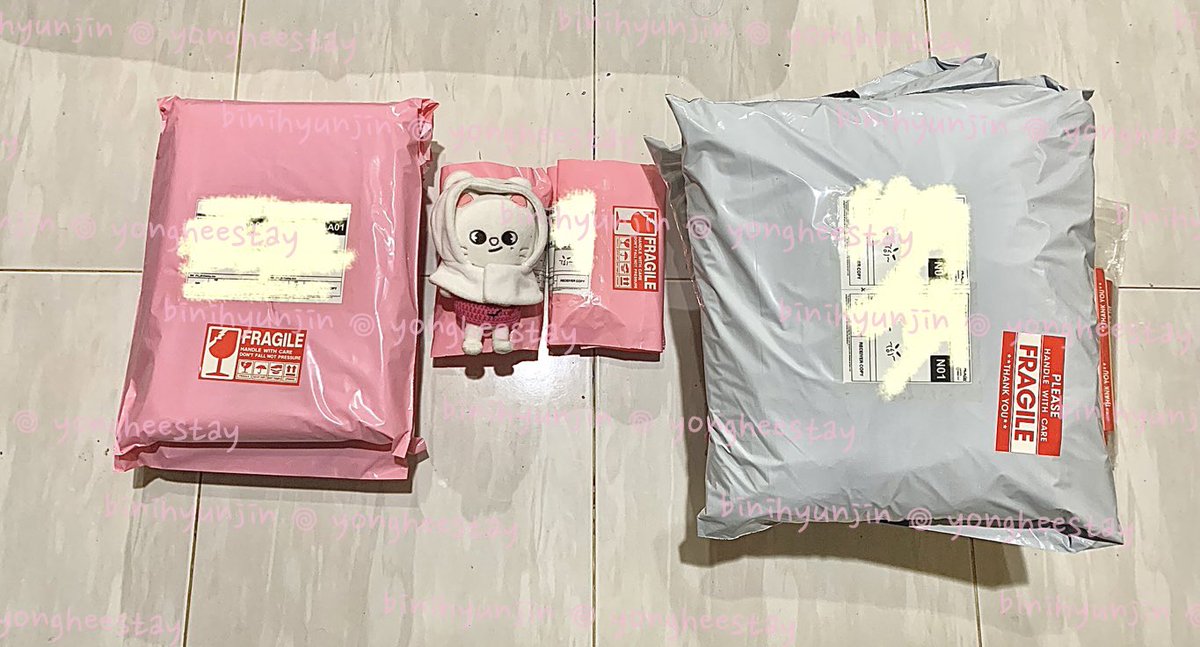 yongheestay's tweet image. #yongheeposto 📮

— mahagrid clothing
— heart tung taeng
— stay in stay md
etc

scheduled for pickup today (17/3)❣️ tracking numbers already updated in masterlist. go to 📌 tweet, click carrd, click postage masterlist. 

any questions, feel free to dm me!
૮꒰ ˶• ༝ •˶꒱ა ♡