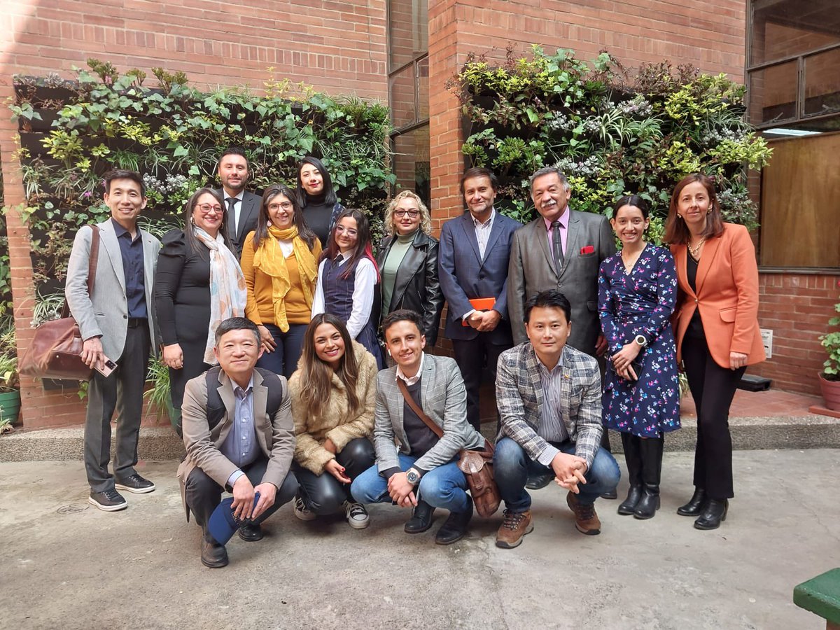 Educacionbogota's tweet photo. 3⃣ Seguimos consolidando alianzas con organizaciones comprometidas con la educación y fortaleciendo el Plan Distrital de Bilinguismo. #BGlobal https://t.co/3NUIFG2fAq